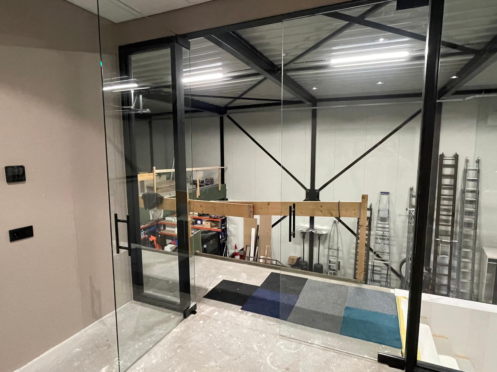 Brede Glaspui op kantoor